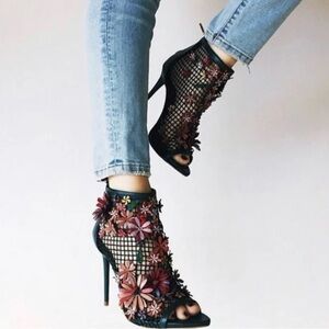NEW Betsey Johnson Daffodil net pumps NEVER WORN